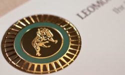 Prägedruck veredeltes Logo